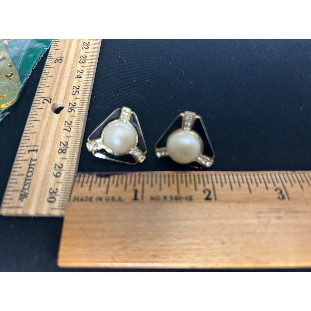 Vintage Faux Pearl Rhinestone Gold Tone Triangle Clip On Earrings